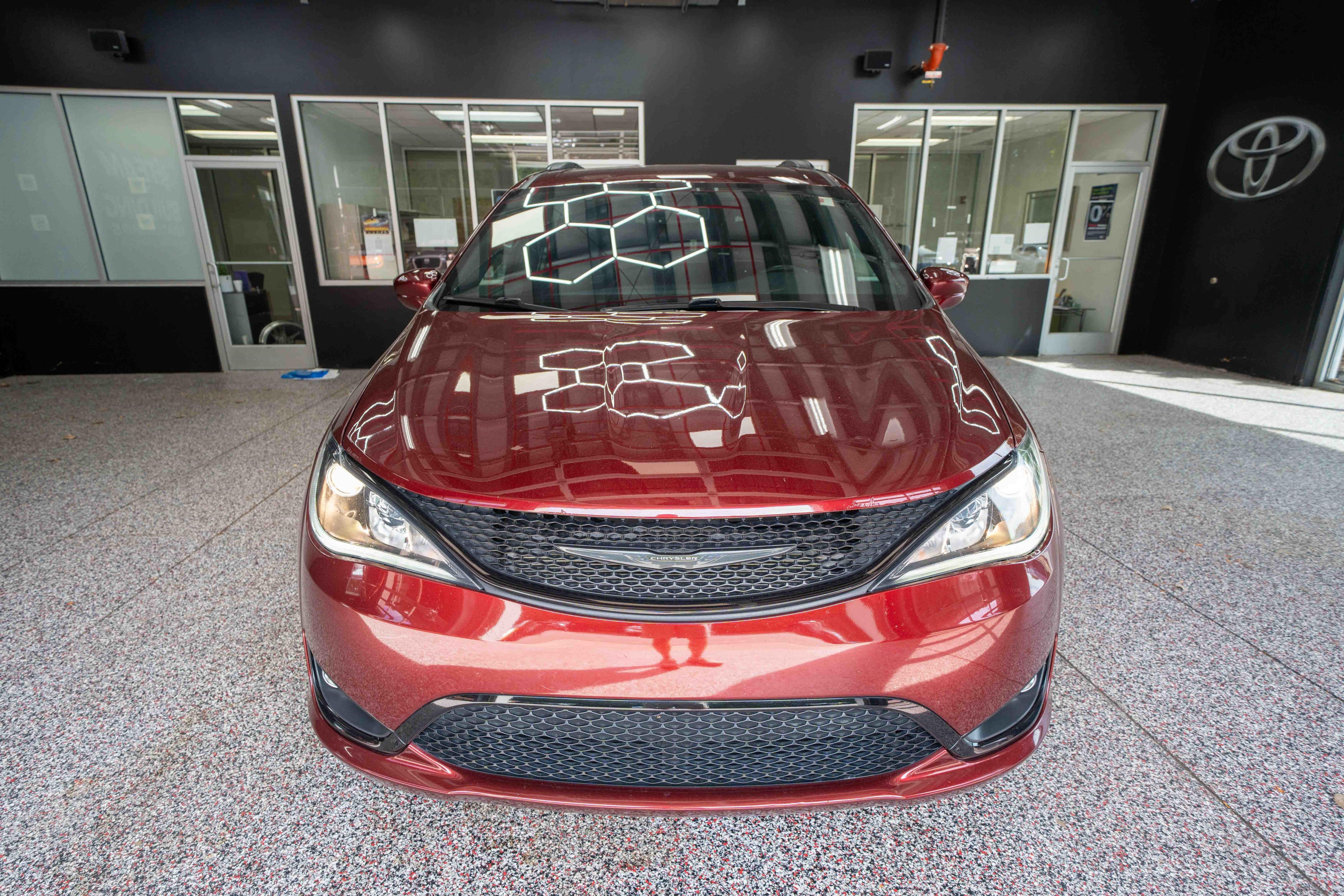 Used 2020 Chrysler Pacifica Touring w/ S Appearance Package FWD image 6