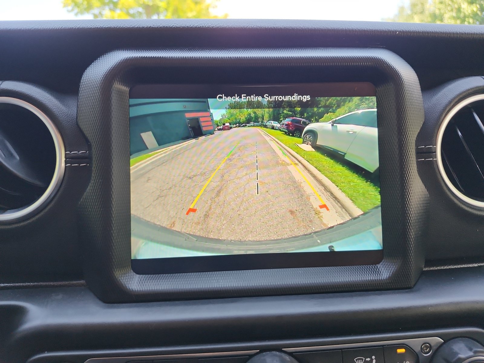 Used 2022 Jeep Wrangler Unlimited Sahara w/ Cold Weather Group AWD/4WD image 16