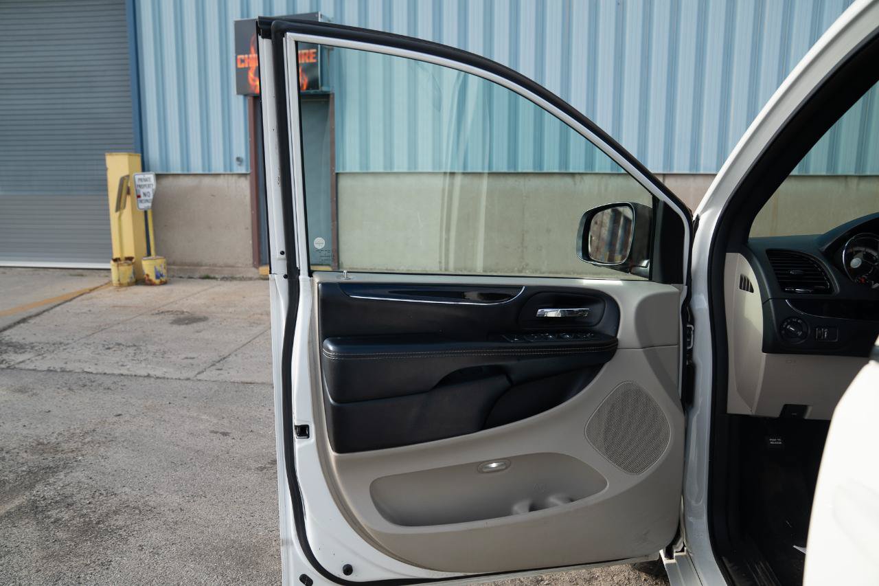 Used 2019 Dodge Grand Caravan SXT FWD image 18