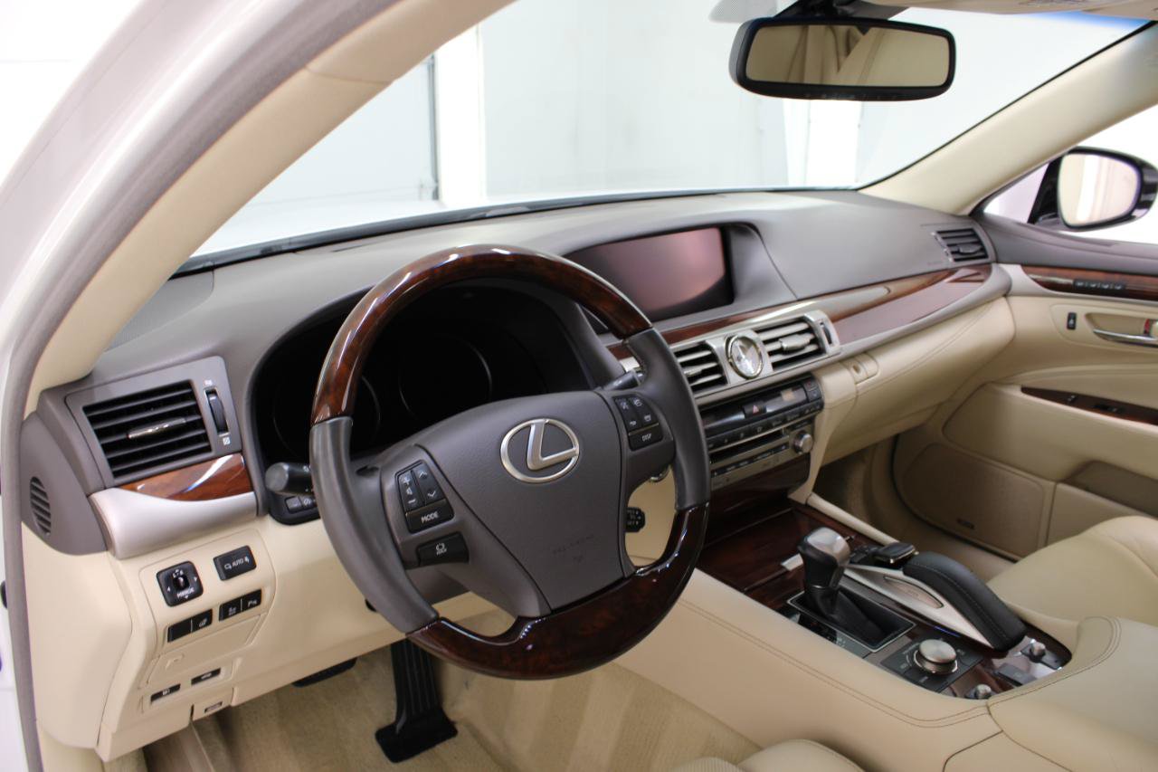 Used 2016 Lexus LS 460 w/ Comfort Package RWD image 32