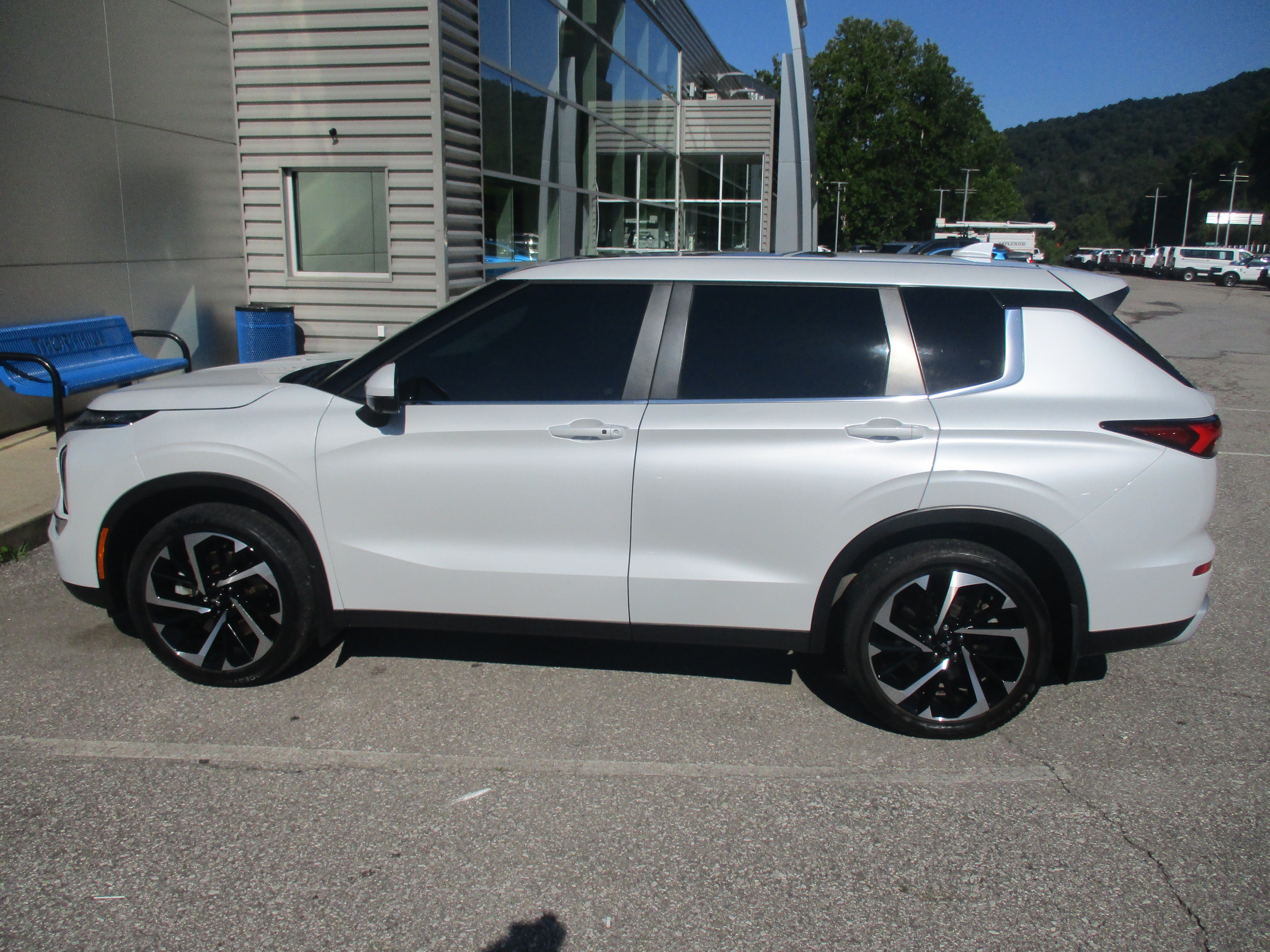 Used 2023 Mitsubishi Outlander SE AWD/4WD image 7