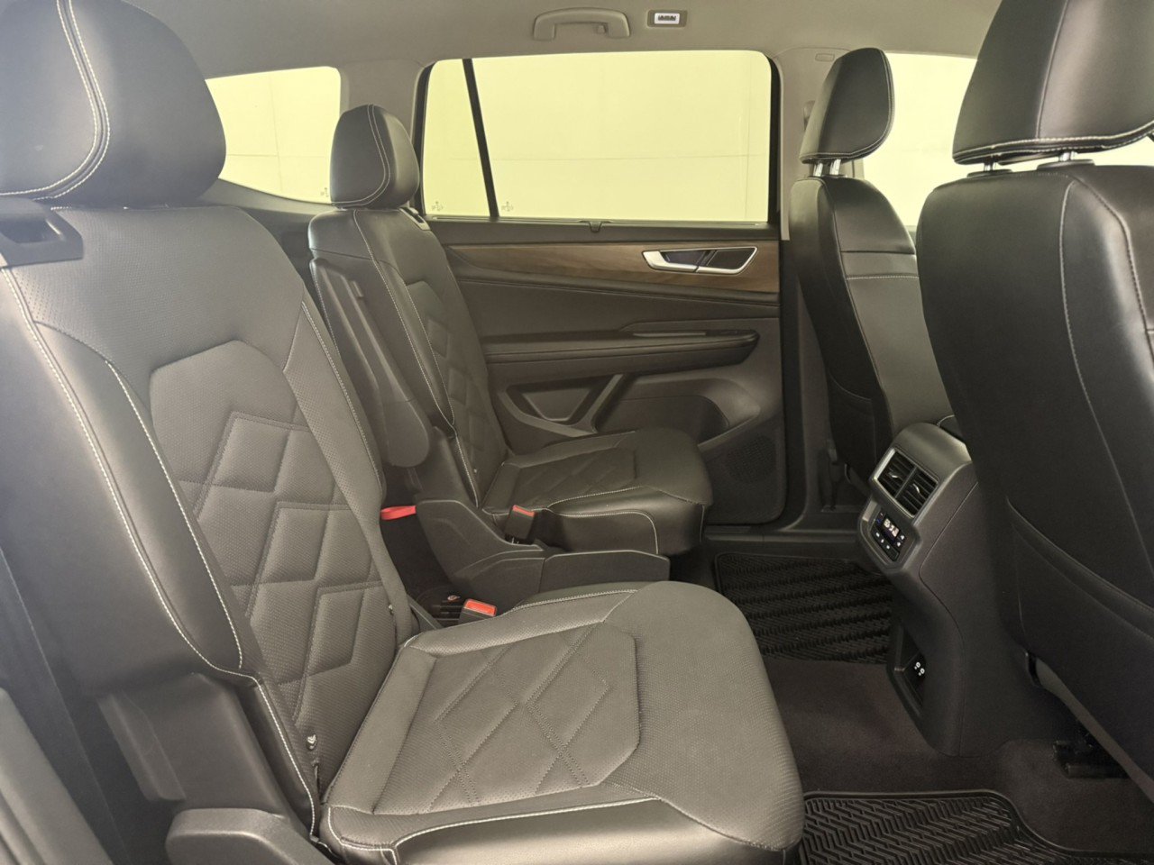 Used 2024 Volkswagen Atlas SE AWD/4WD image 14
