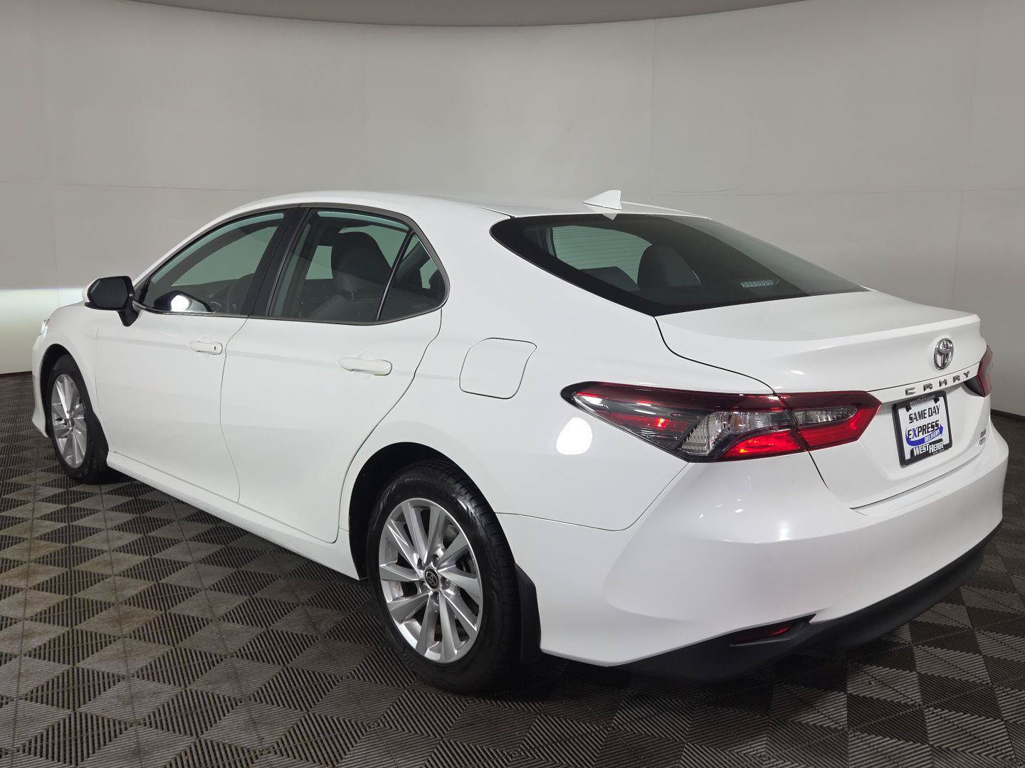 Used 2023 Toyota Camry LE AWD/4WD image 4