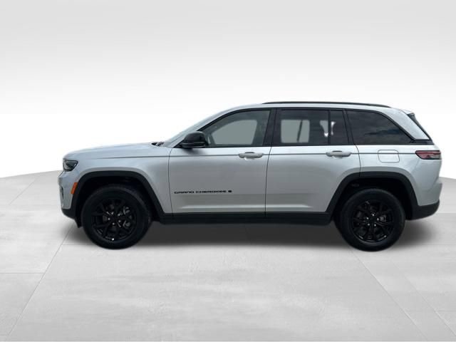 Used 2025 Jeep Grand Cherokee Altitude AWD/4WD image 3