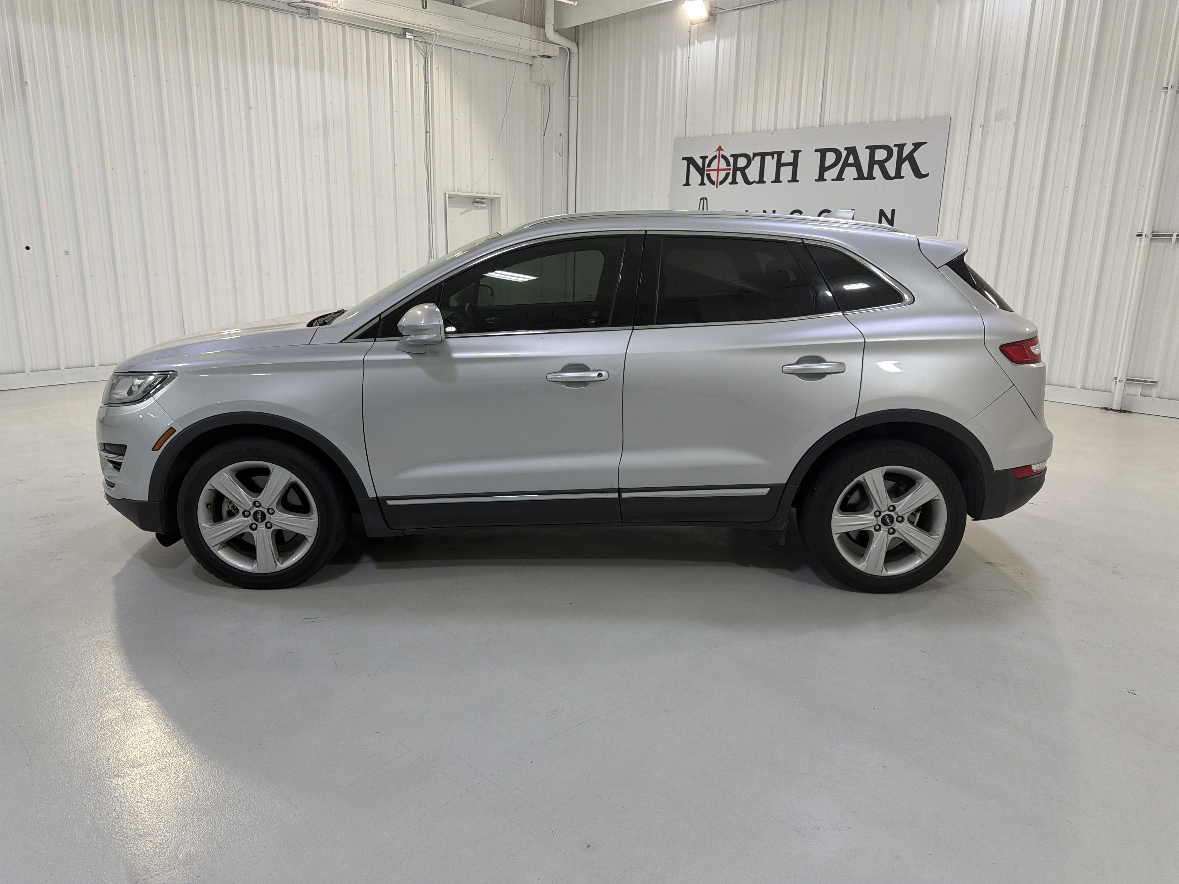 Used 2017 Lincoln MKC Premiere FWD image 2
