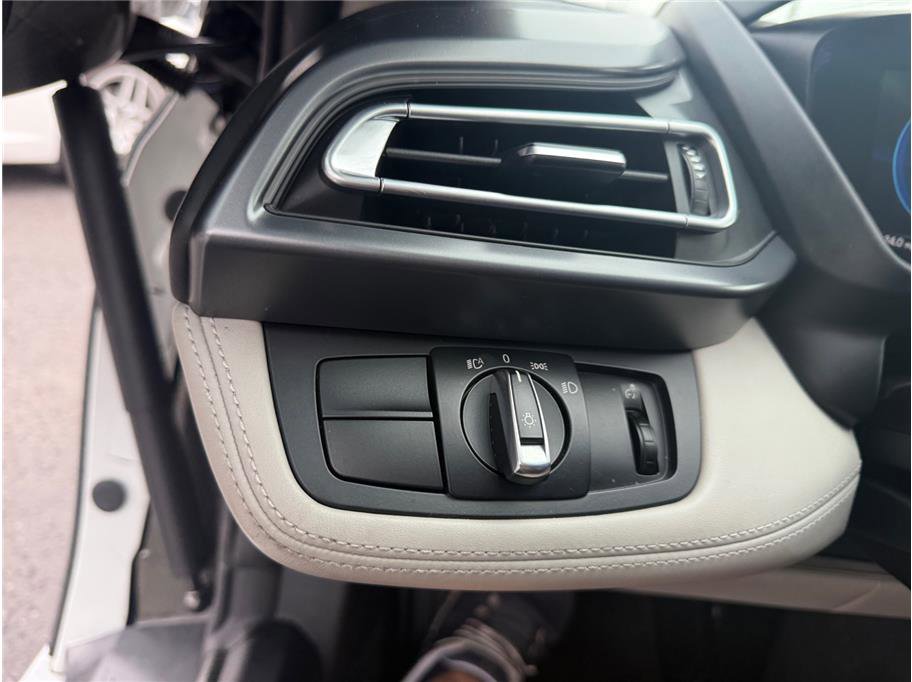 Used 2016 BMW i8 image 32