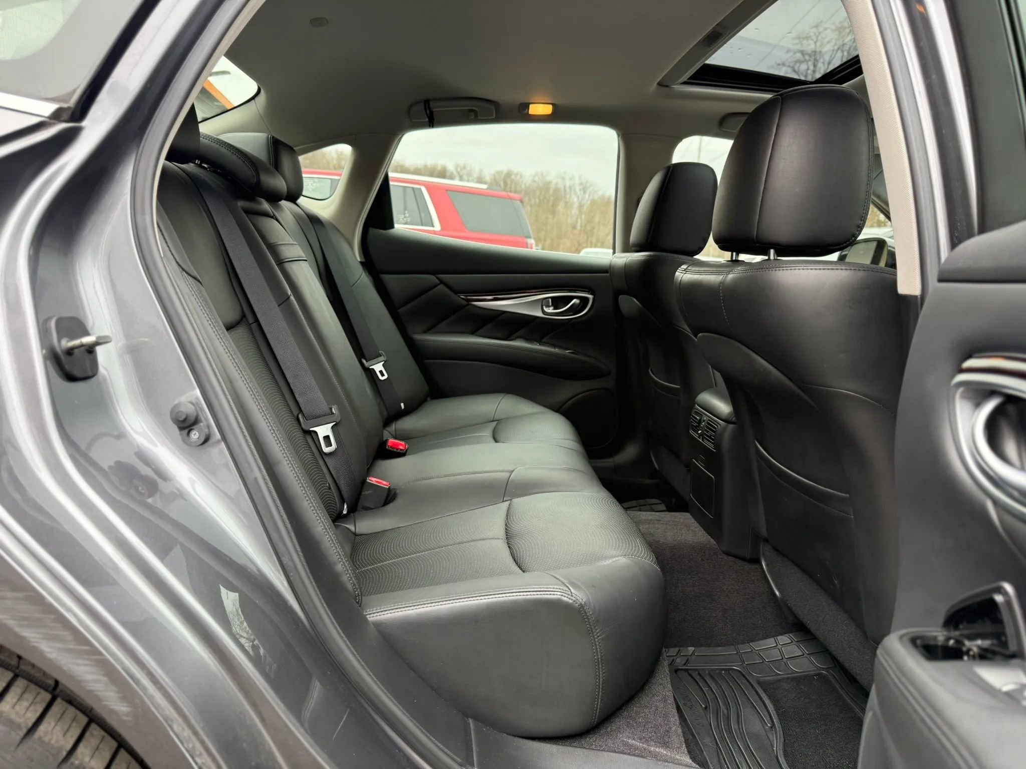 Used 2015 INFINITI Q70 3.7 image 26