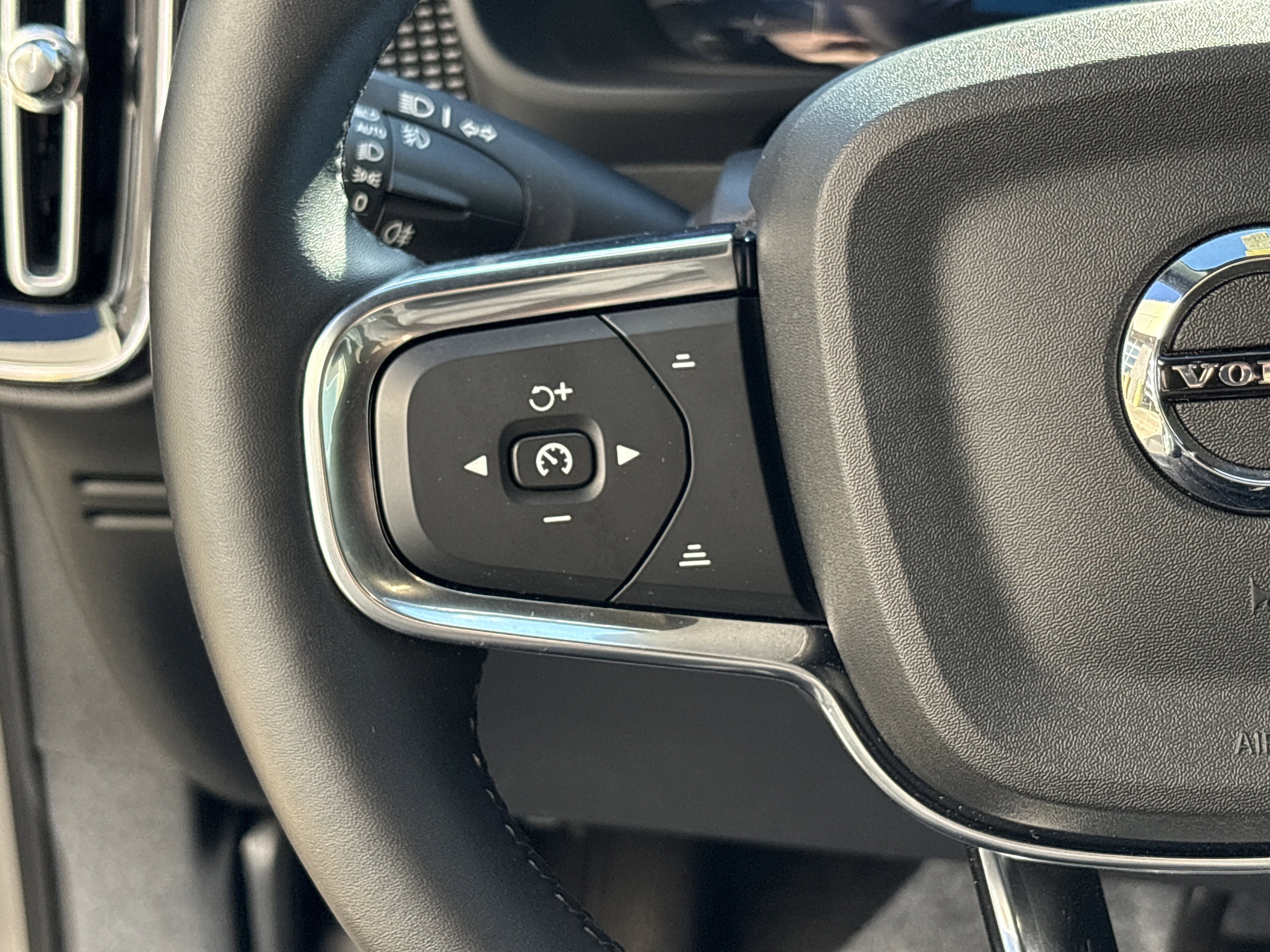 Certified 2025 Volvo XC40 B5 Plus image 18