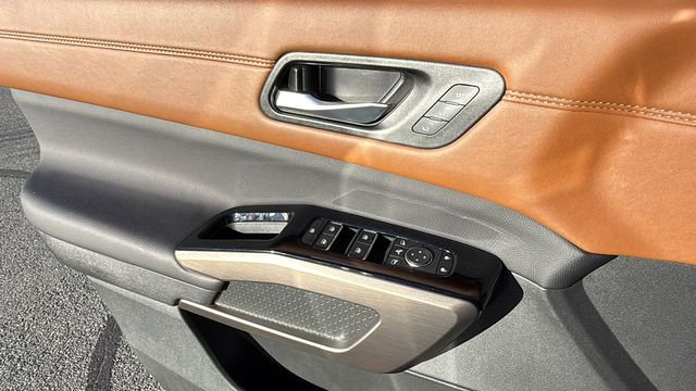 Used 2025 Nissan Pathfinder Platinum w/ Cargo Package image 22