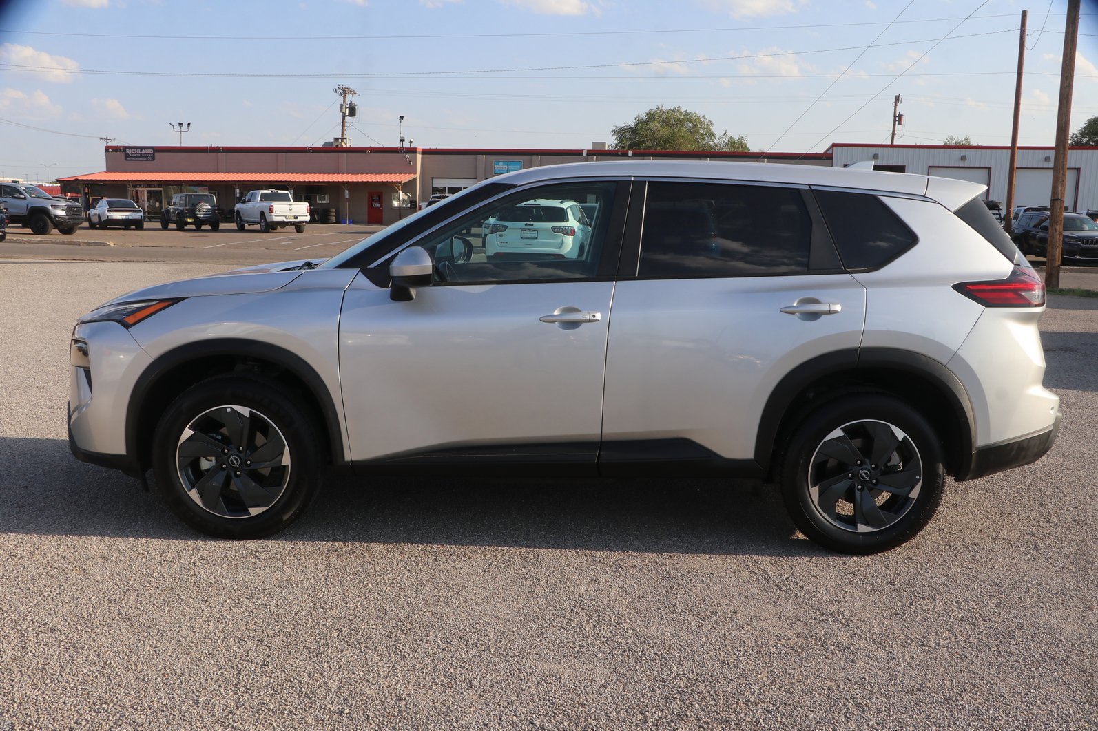 Used 2024 Nissan Rogue SV AWD/4WD image 4