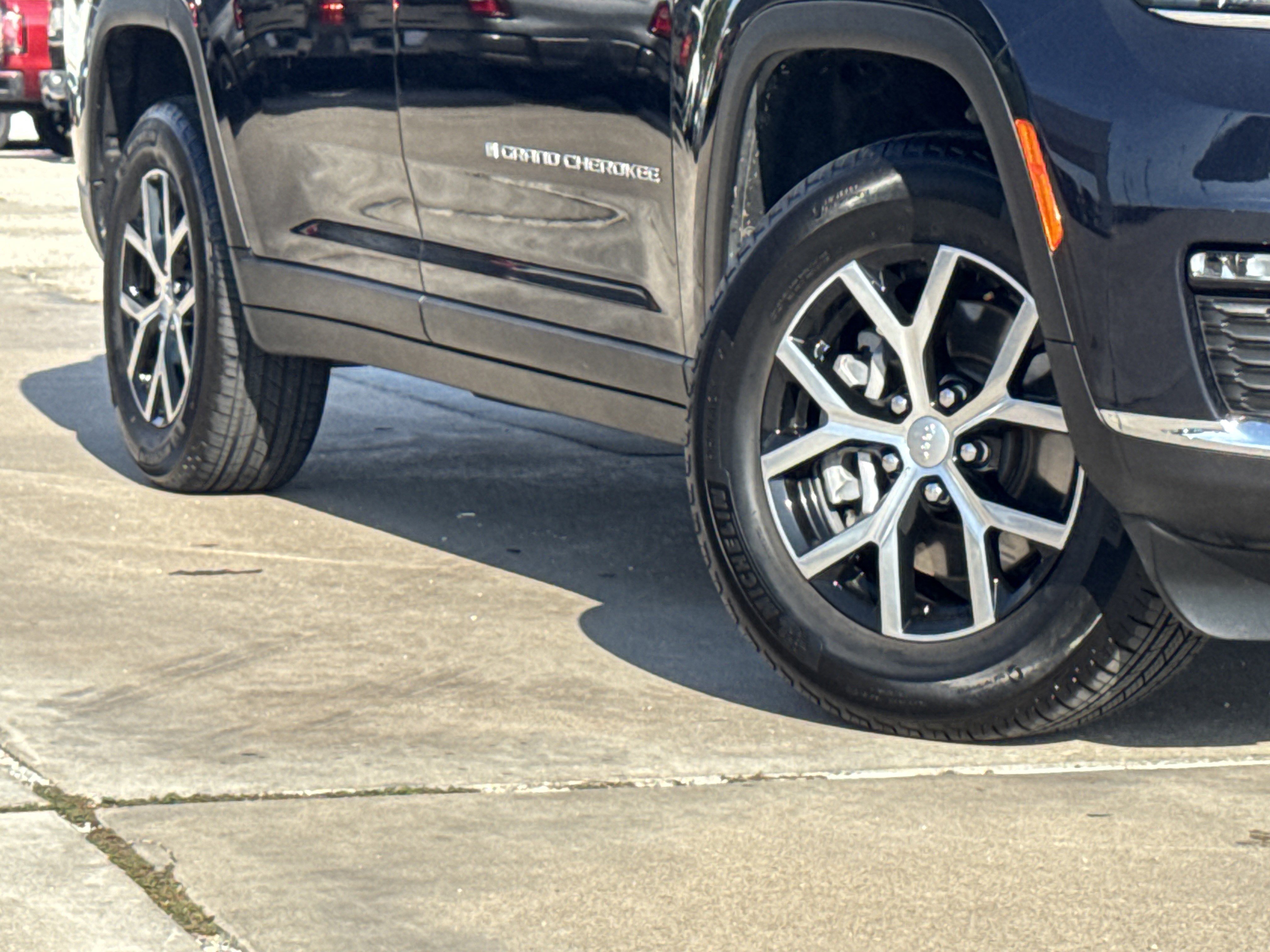 Used 2024 Jeep Grand Cherokee L Limited image 3