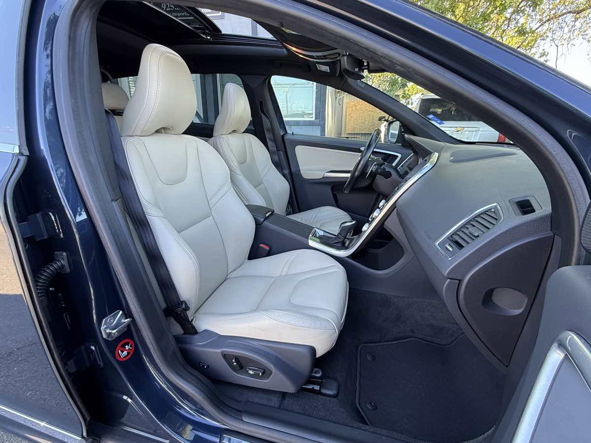 Used 2015 Volvo XC60 T6 Platinum image 10