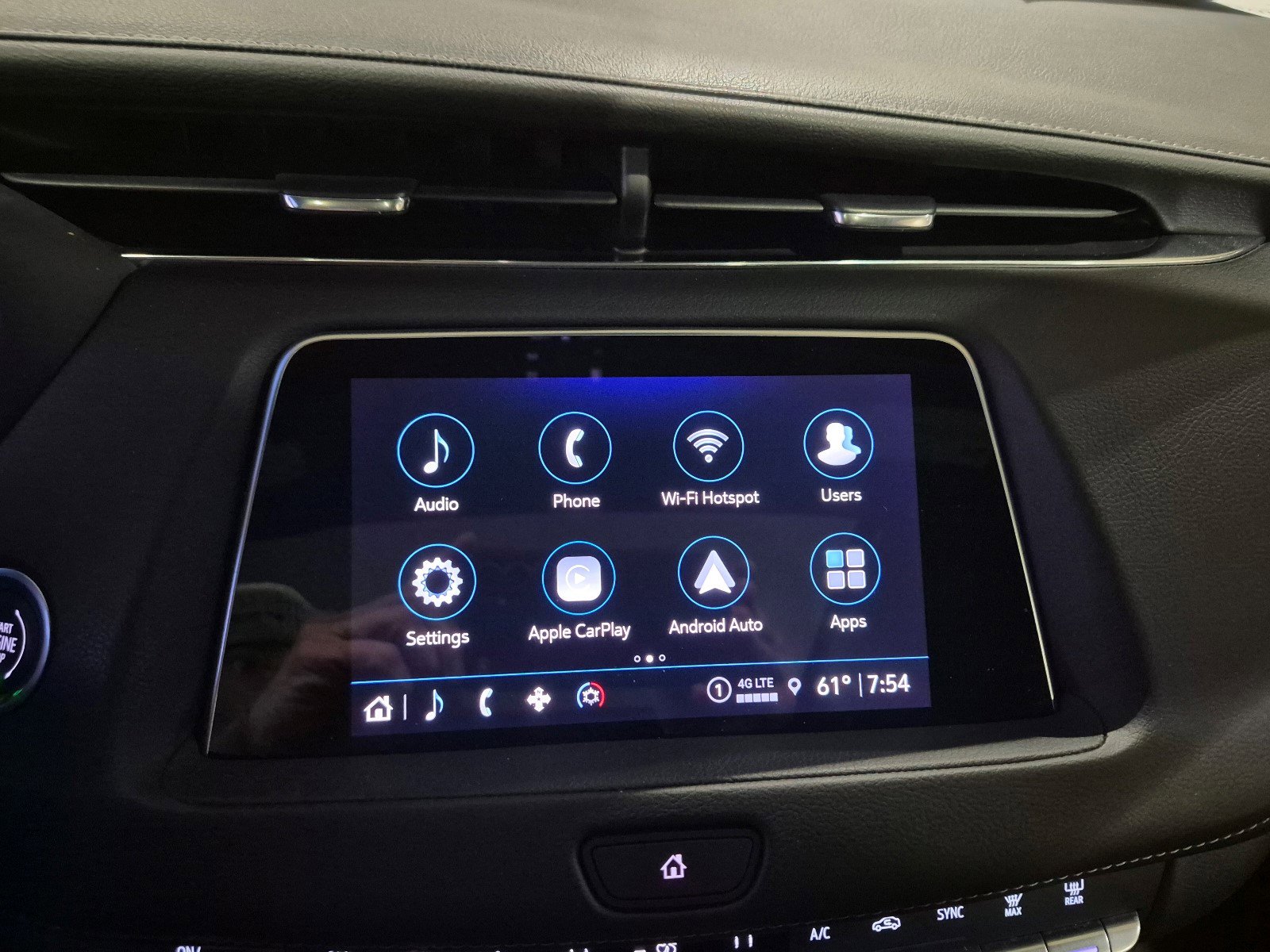 Certified 2023 Cadillac XT4 Luxury w/ Cold Weather Package image 15