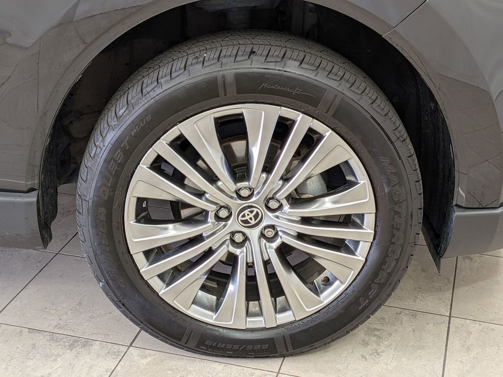 Used 2022 Toyota Venza XLE AWD/4WD image 12