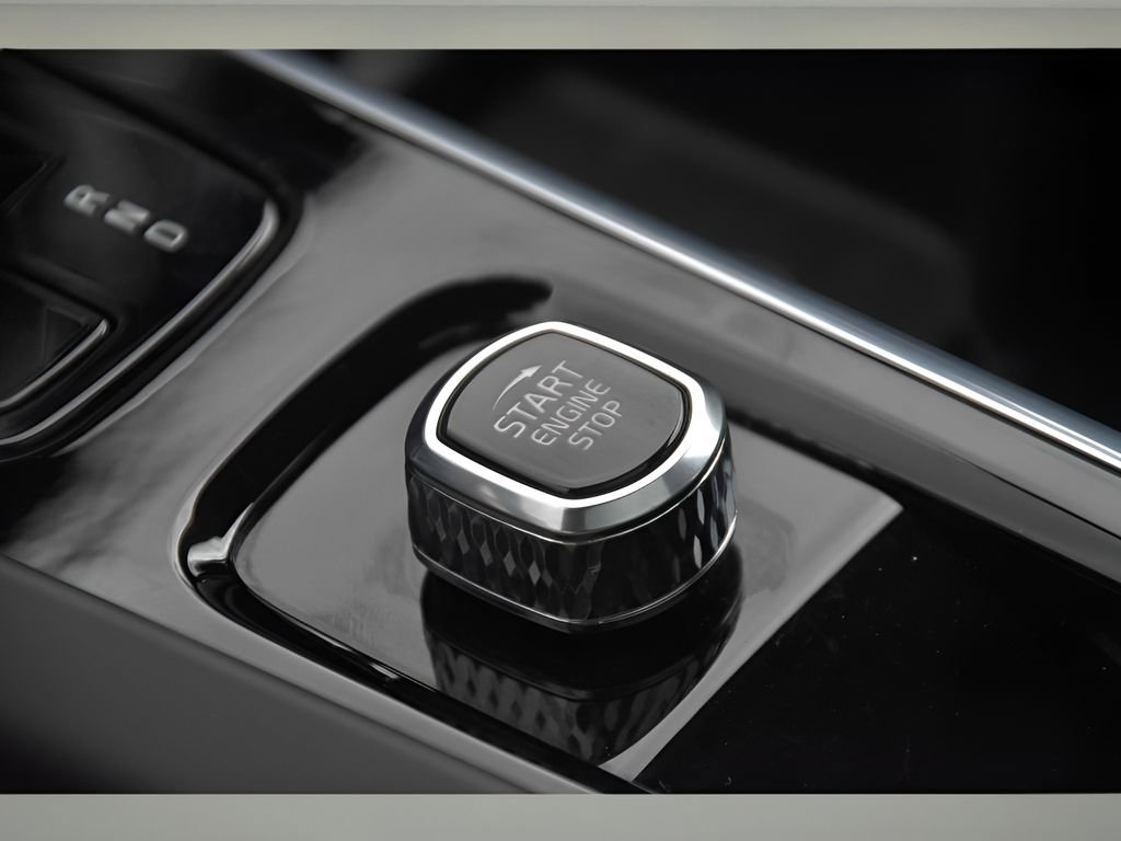 Certified 2025 Volvo XC60 B5 Core image 37