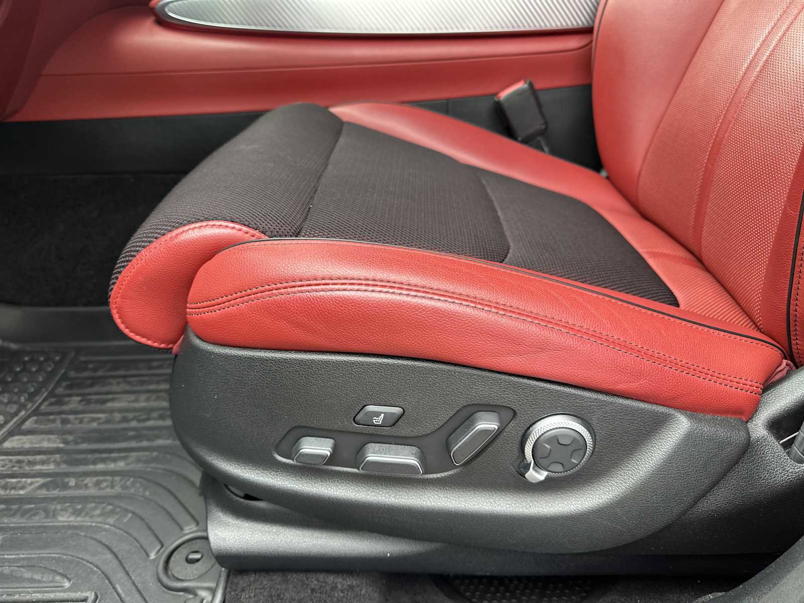 Used 2022 Genesis GV70 2.5T w/ Sport Prestige Package image 25