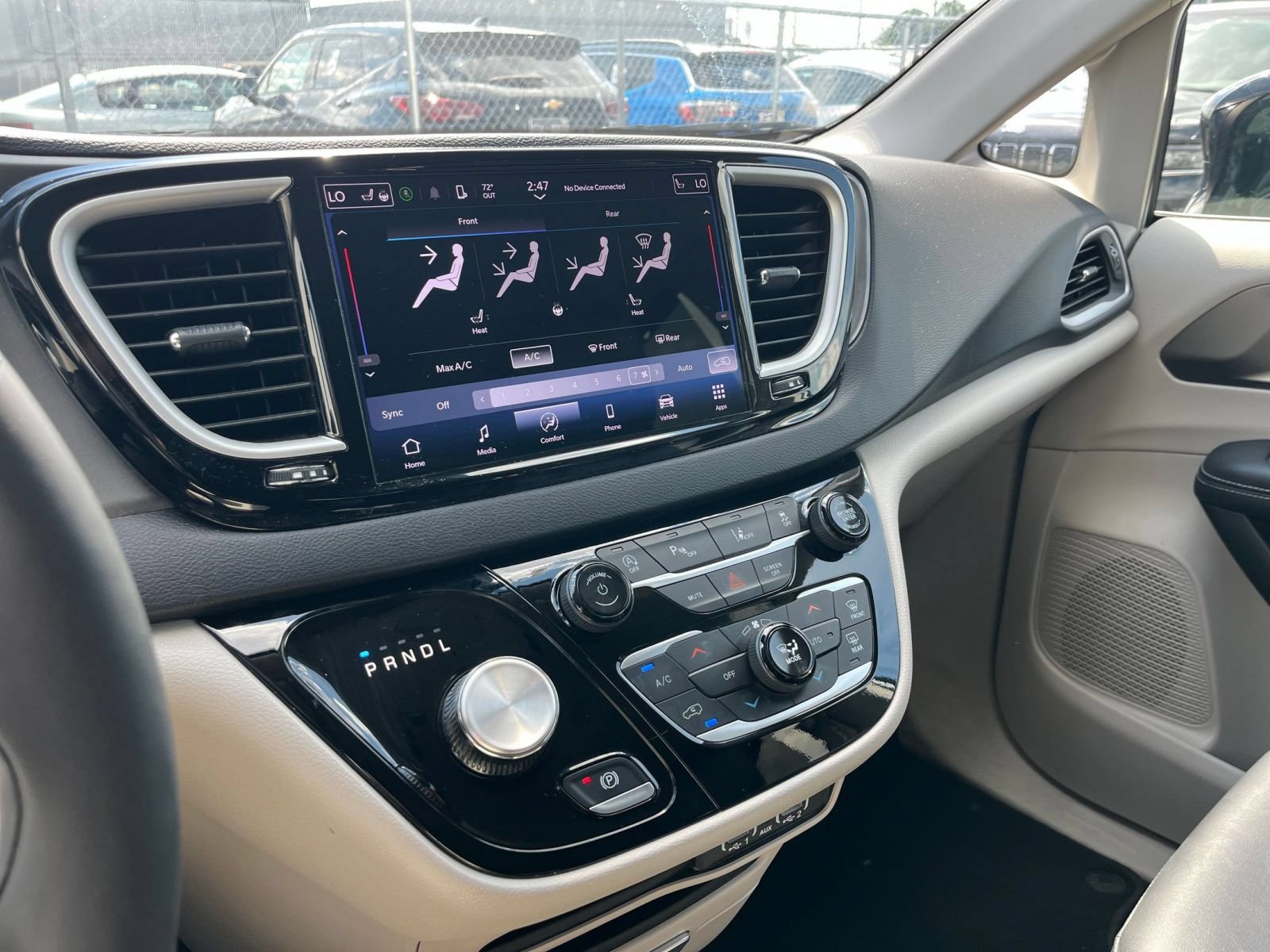 Used 2024 Chrysler Pacifica Touring-L FWD image 16