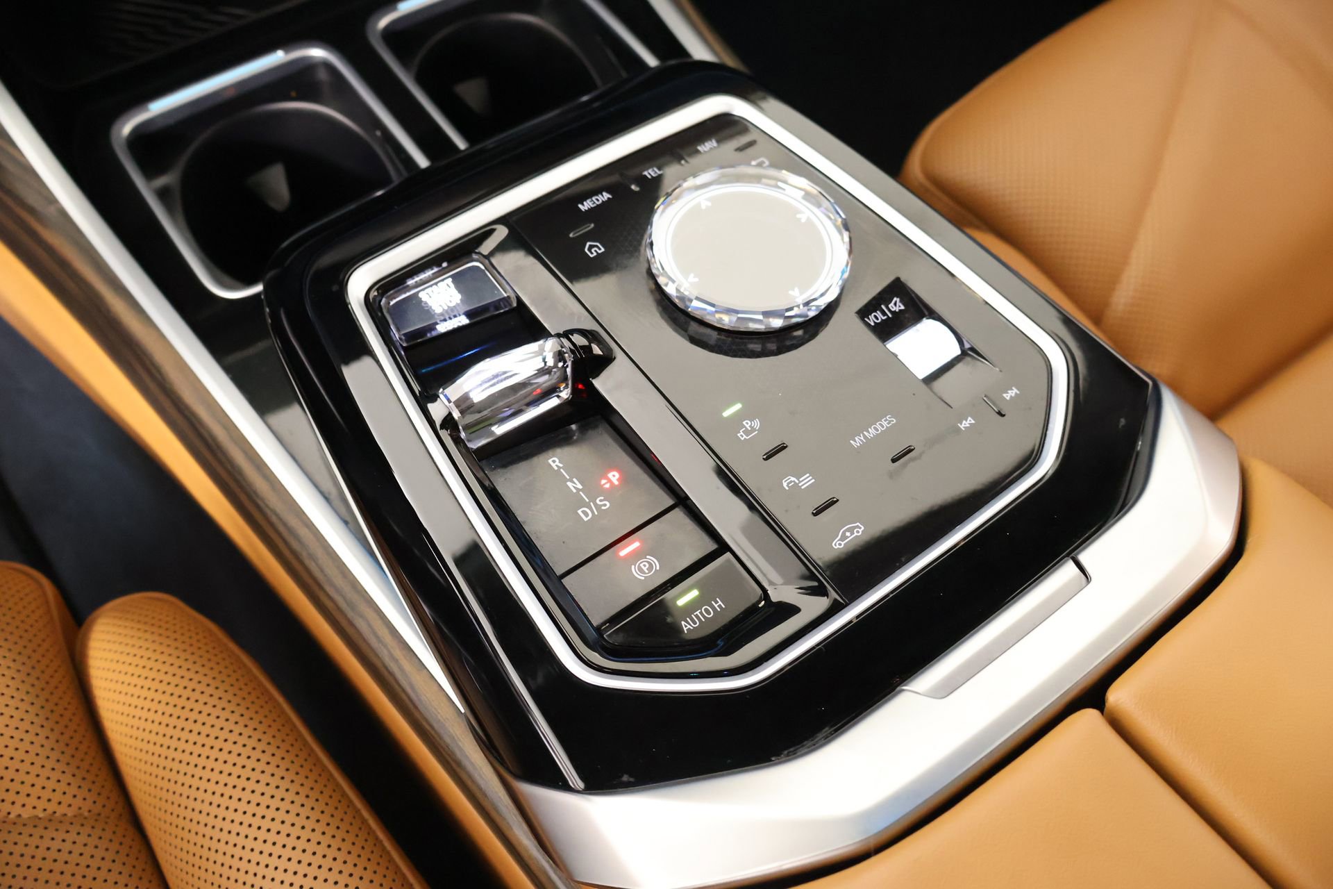 Used 2023 BMW 740i w/ Parking Assistance Package image 9