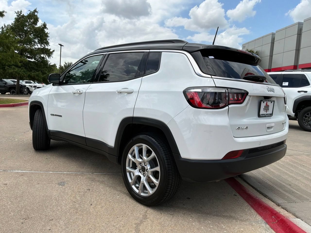 Used 2025 Jeep Compass Limited AWD/4WD image 8