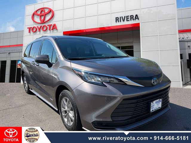 Used 2021 Toyota Sienna LE AWD/4WD image 2