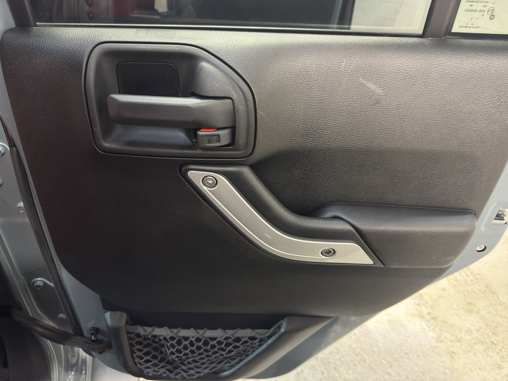 Used 2013 Jeep Wrangler Unlimited Rubicon AWD/4WD image 21