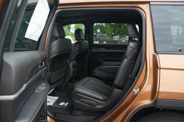 New 2026 Jeep Grand Cherokee L Limited w/ Limited Altitude Package AWD/4WD image 14