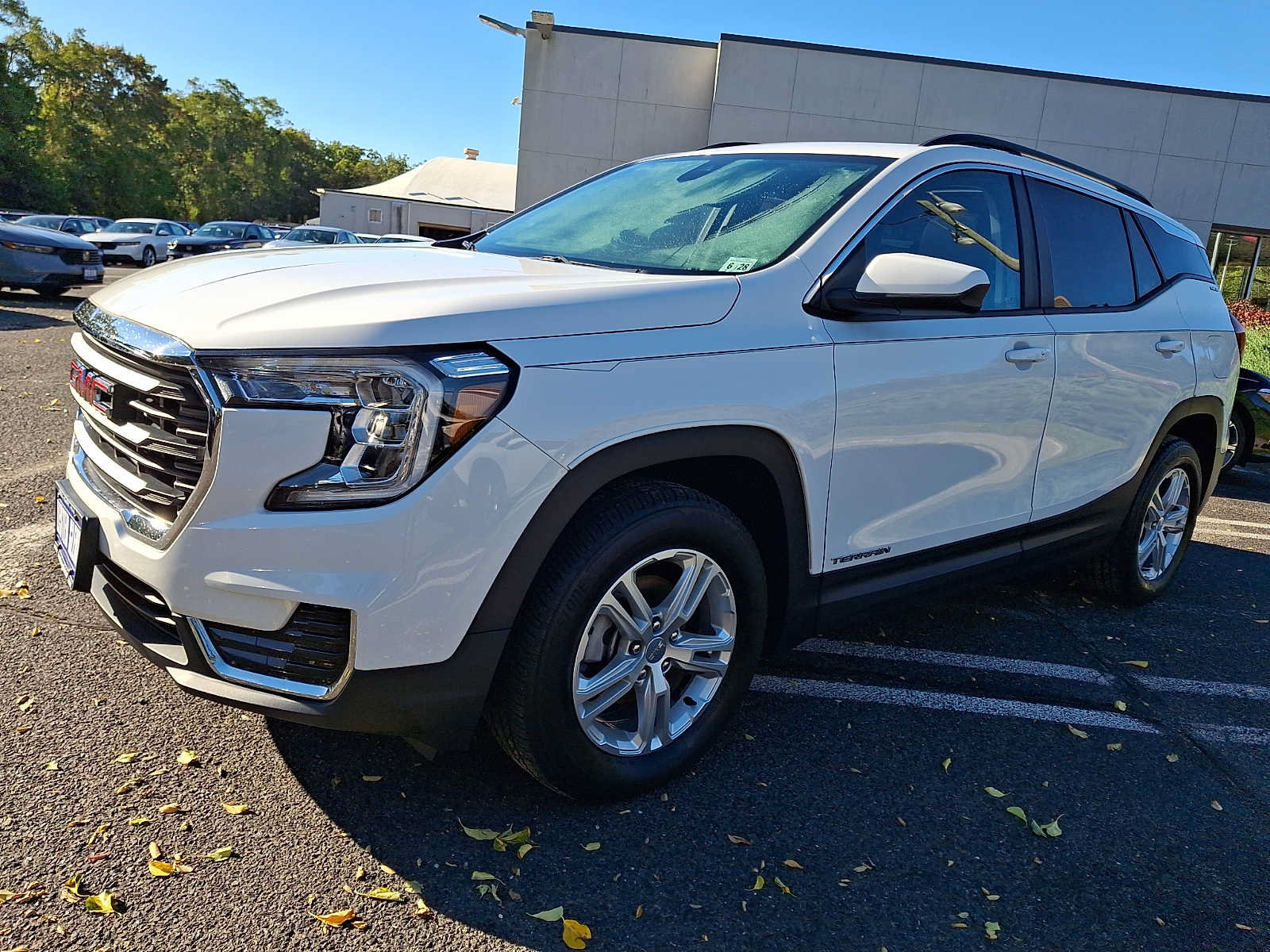 Used 2023 GMC Terrain SLE w/ Driver Convenience Package AWD/4WD image 3