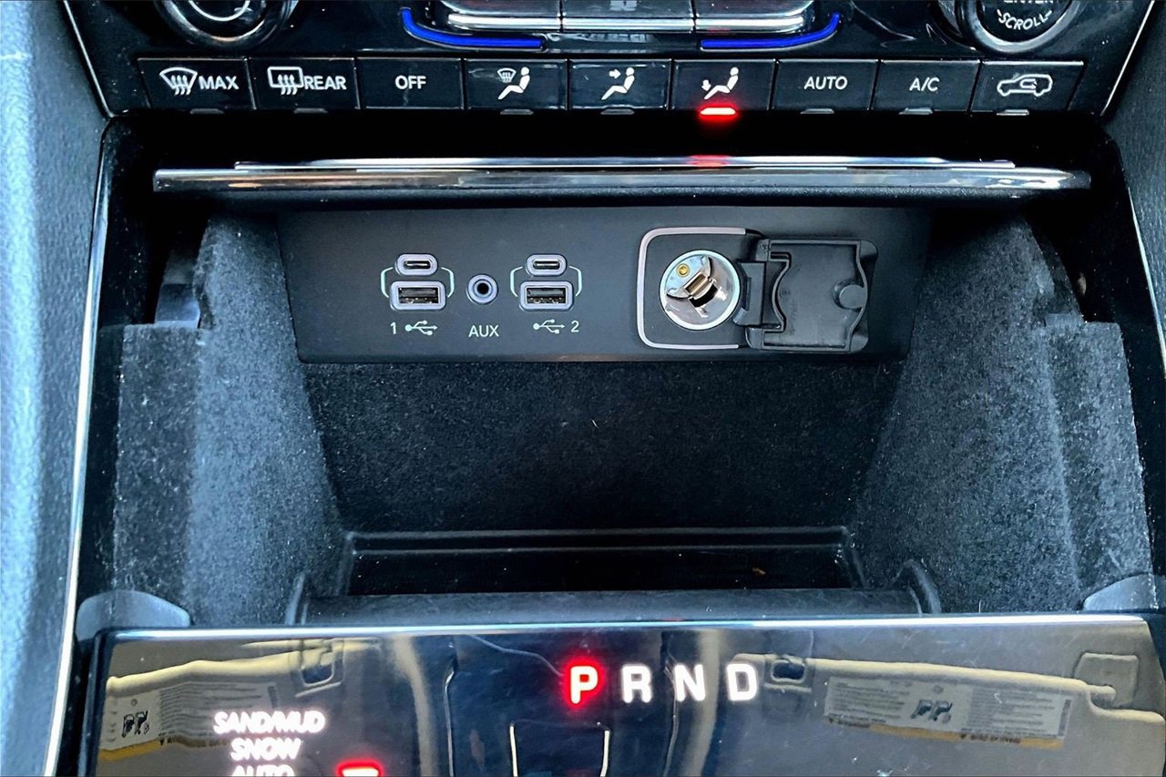 Used 2023 Jeep Grand Cherokee L Limited w/ Black Appearance Package image 16