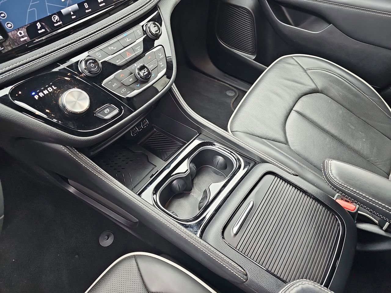 Used 2025 Chrysler Pacifica Limited image 31