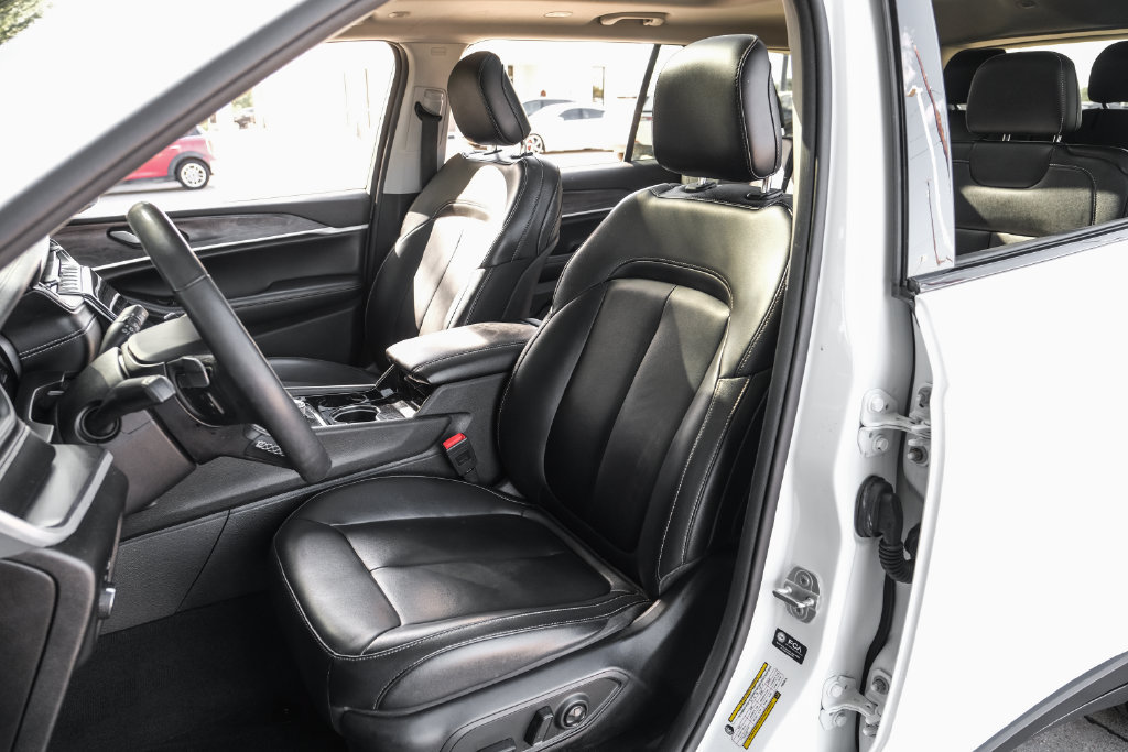 Used 2023 Jeep Grand Cherokee L Limited AWD/4WD image 8