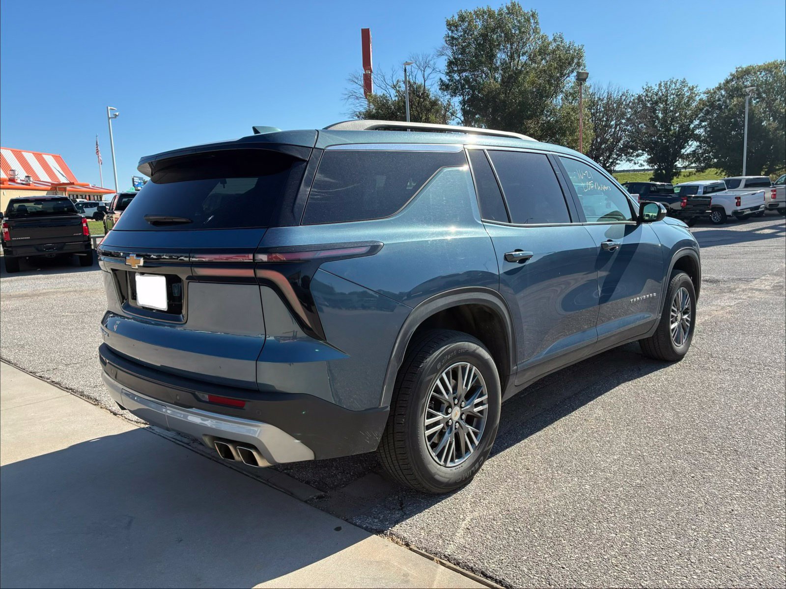 Used 2025 Chevrolet Traverse LT FWD image 13