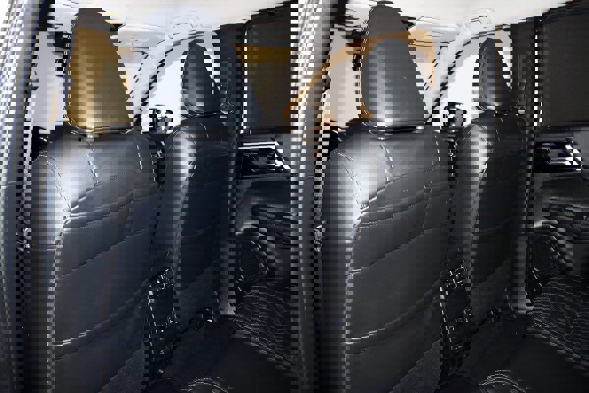 Used 2024 Mitsubishi Outlander 4WD Plug-In Hybrid image 57