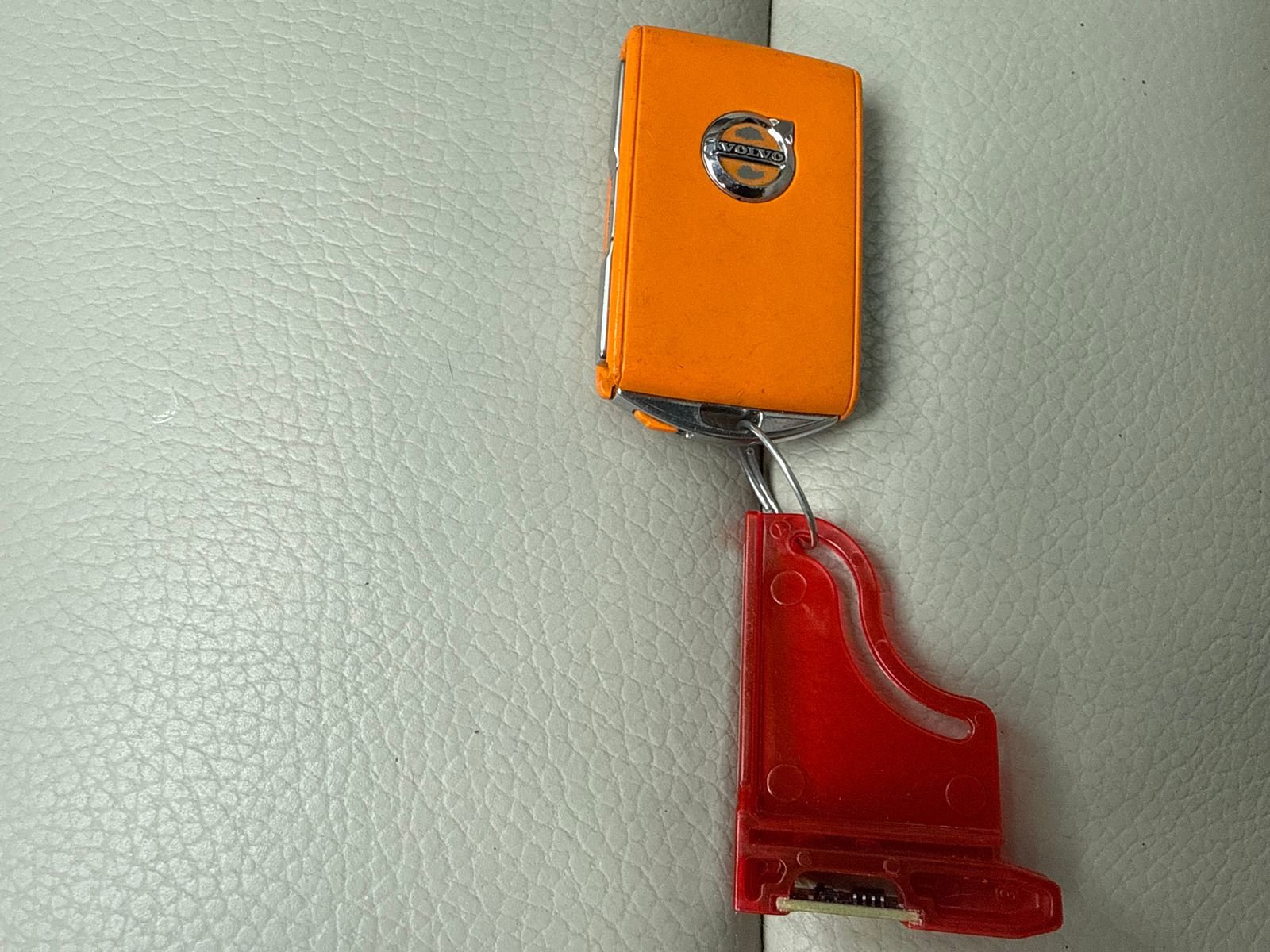 Used 2022 Volvo XC60 B5 Momentum w/ Protection Package Premier FWD image 56