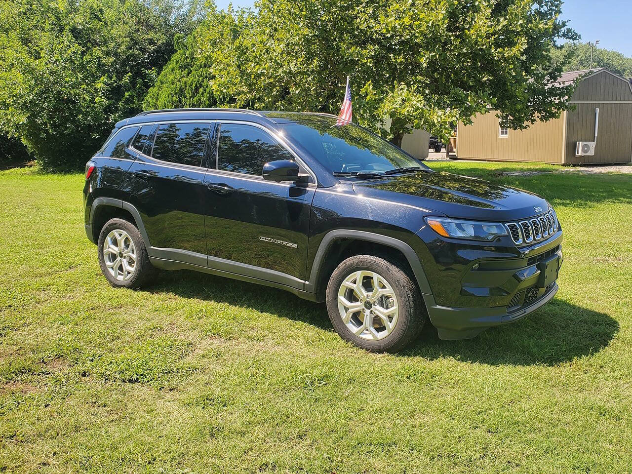 Used 2025 Jeep Compass Latitude w/ Convenience Group AWD/4WD image 5