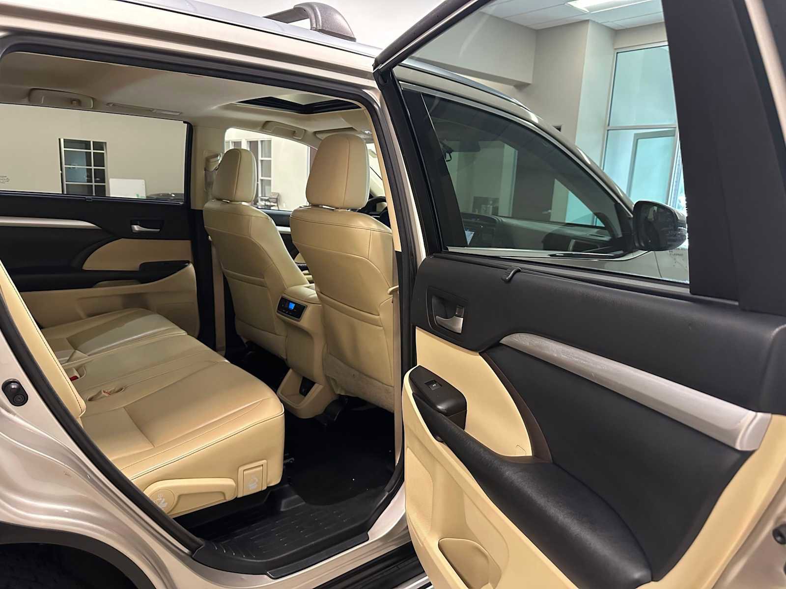 Used 2015 Toyota Highlander XLE AWD/4WD image 30