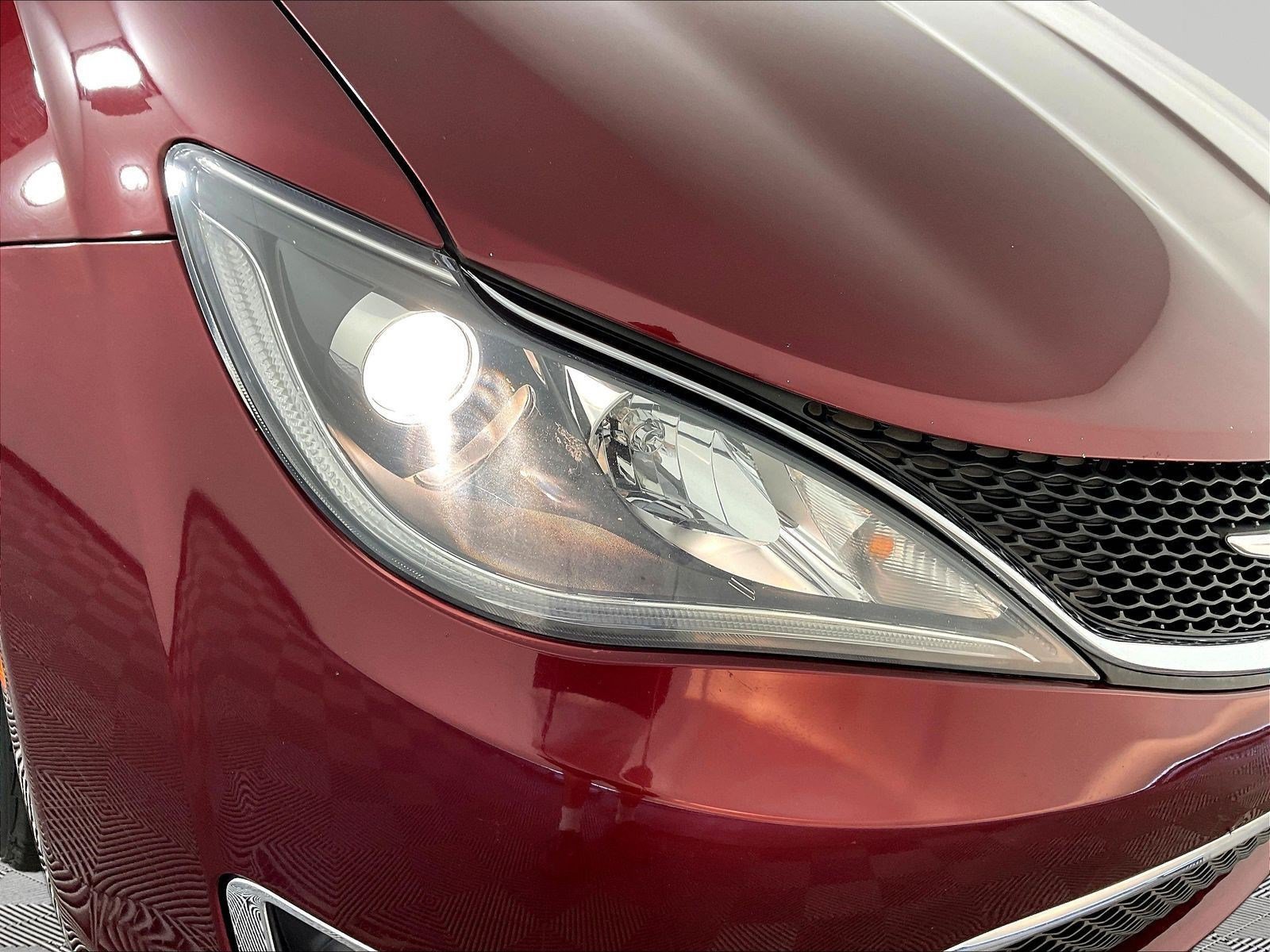 Used 2017 Chrysler Pacifica Touring-L FWD image 32