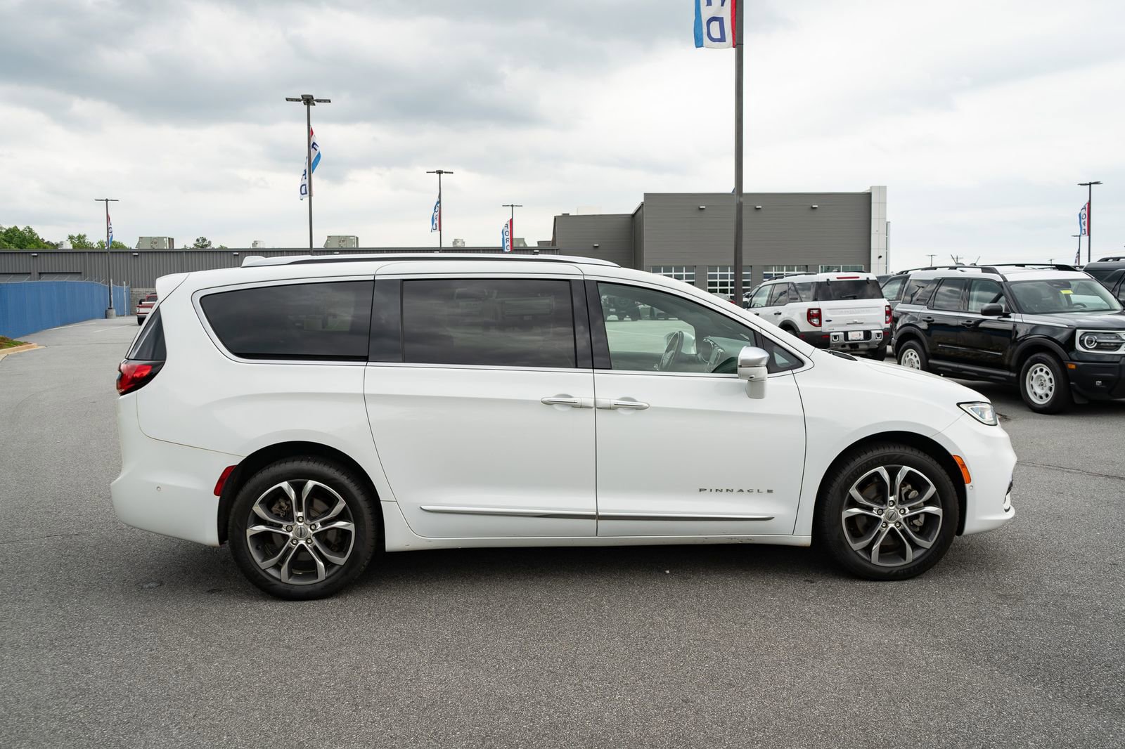 Used 2021 Chrysler Pacifica Pinnacle AWD/4WD image 11