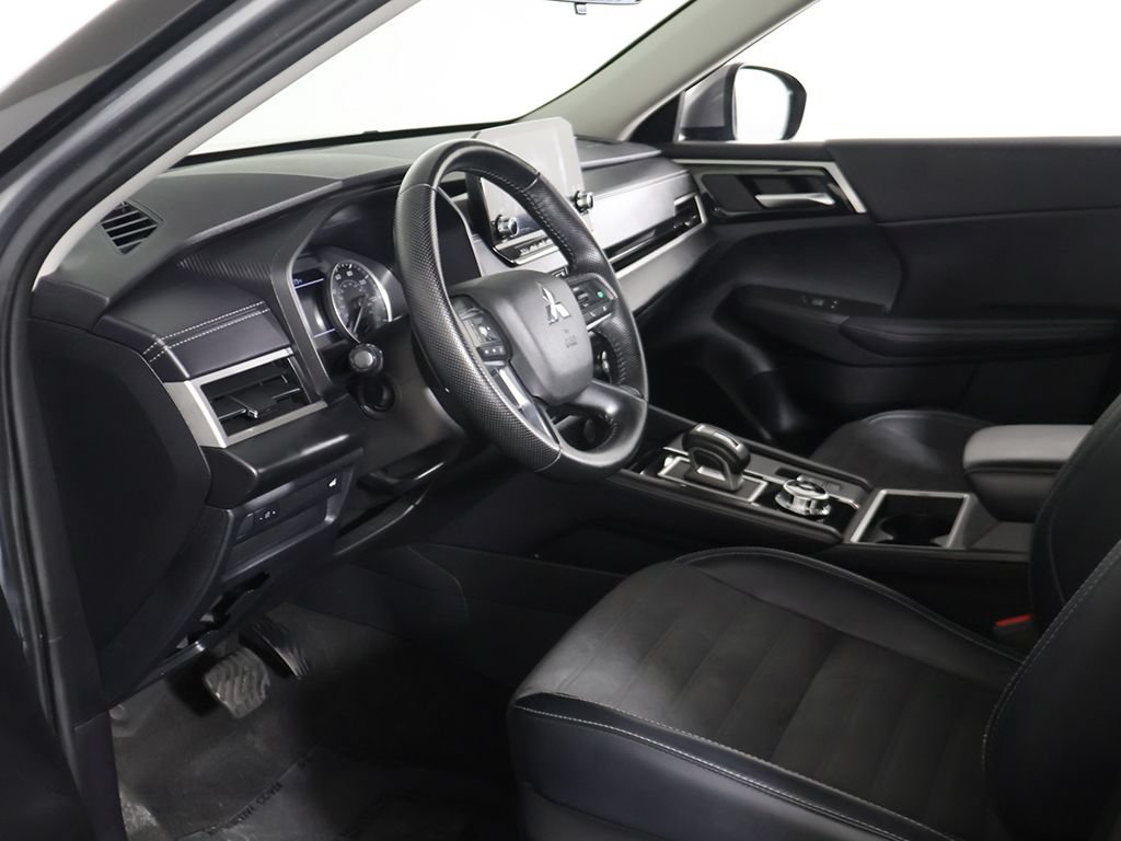 Used 2024 Mitsubishi Outlander SE Black Edition FWD image 24
