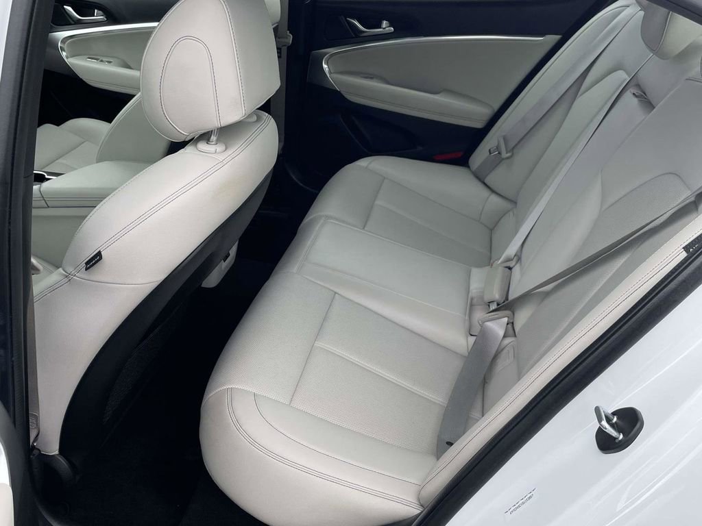 Used 2025 Genesis G70 2.5T image 10