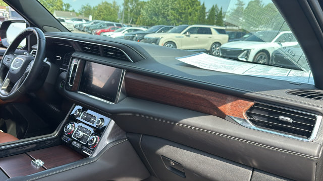 Used 2023 GMC Yukon Denali Ultimate AWD/4WD image 13