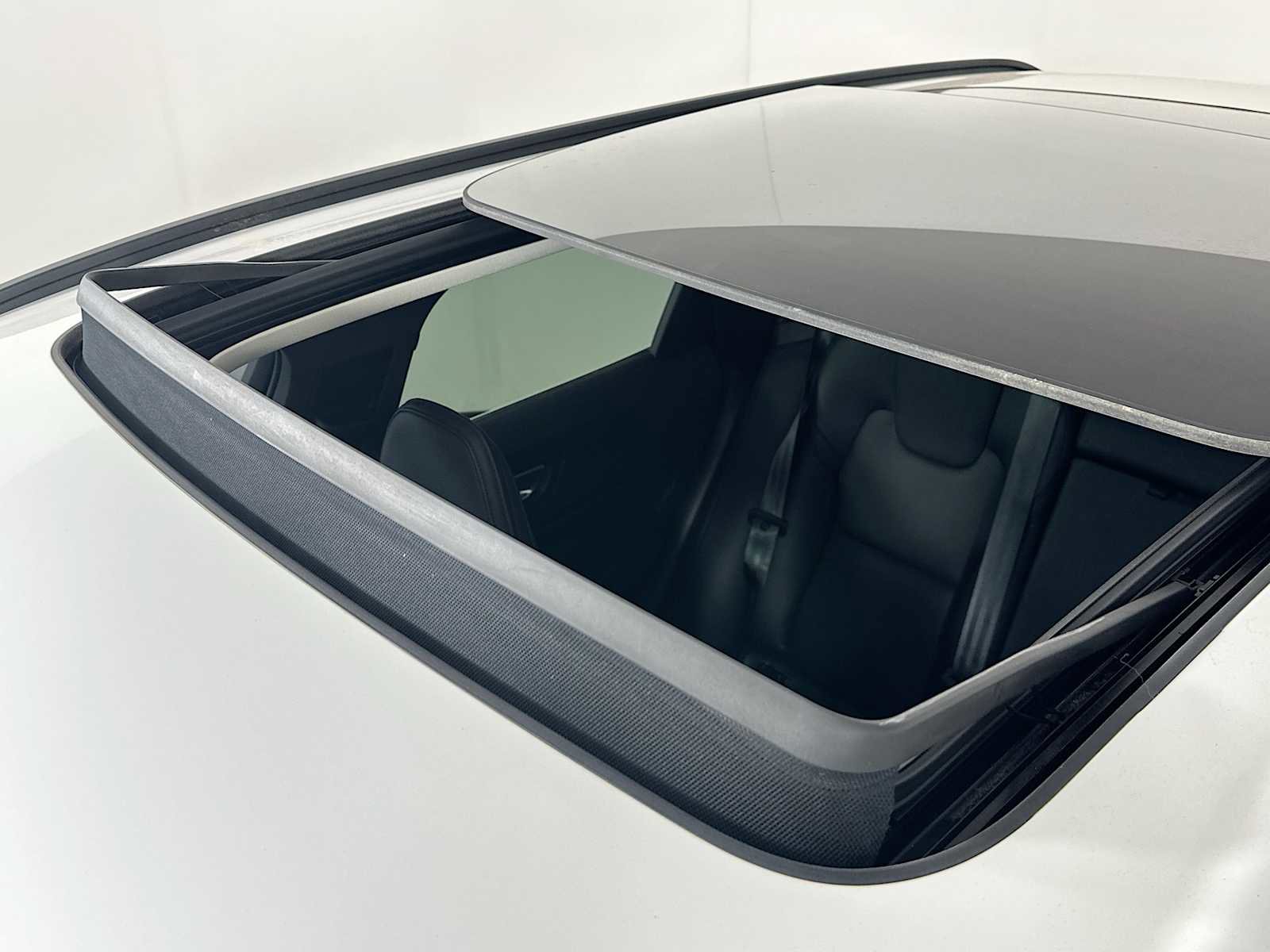 Used 2022 Volvo XC60 B5 Momentum w/ Advanced Package image 20