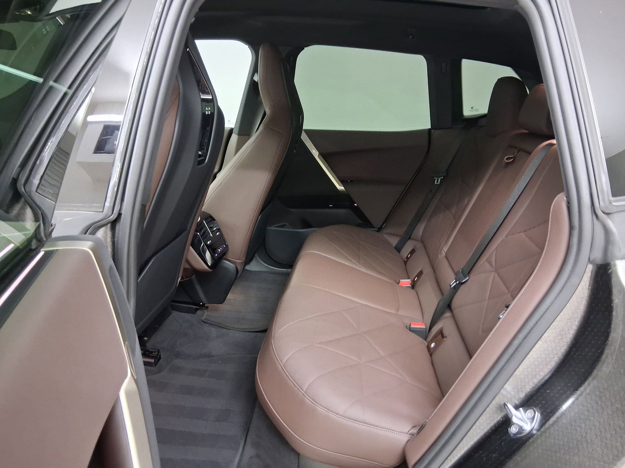 Used 2023 BMW iX xDrive50 w/ Sport Package image 12