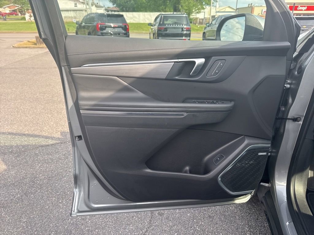 Used 2025 Buick Enclave Preferred image 17