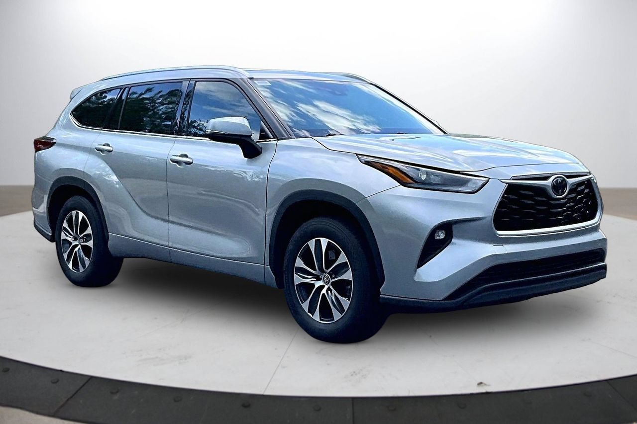 Used 2021 Toyota Highlander XLE FWD image 2