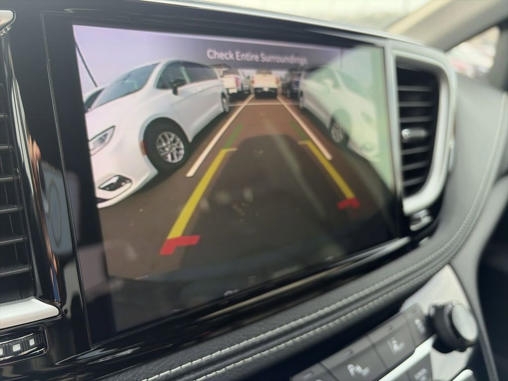 Used 2024 Chrysler Pacifica Touring-L w/ S Appearance Package FWD image 17