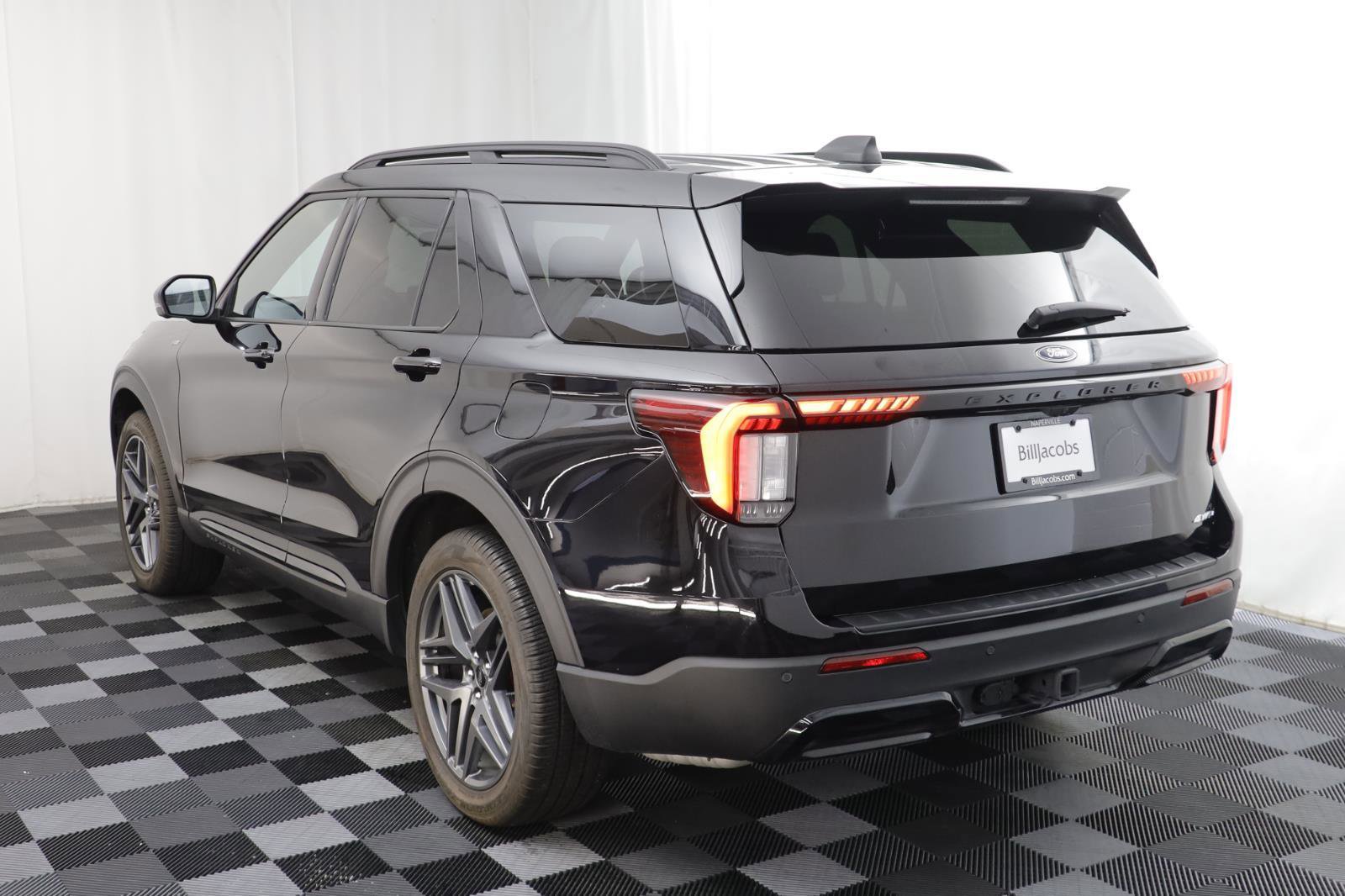 Used 2025 Ford Explorer ST-Line w/ ST-Line Street Pack image 18