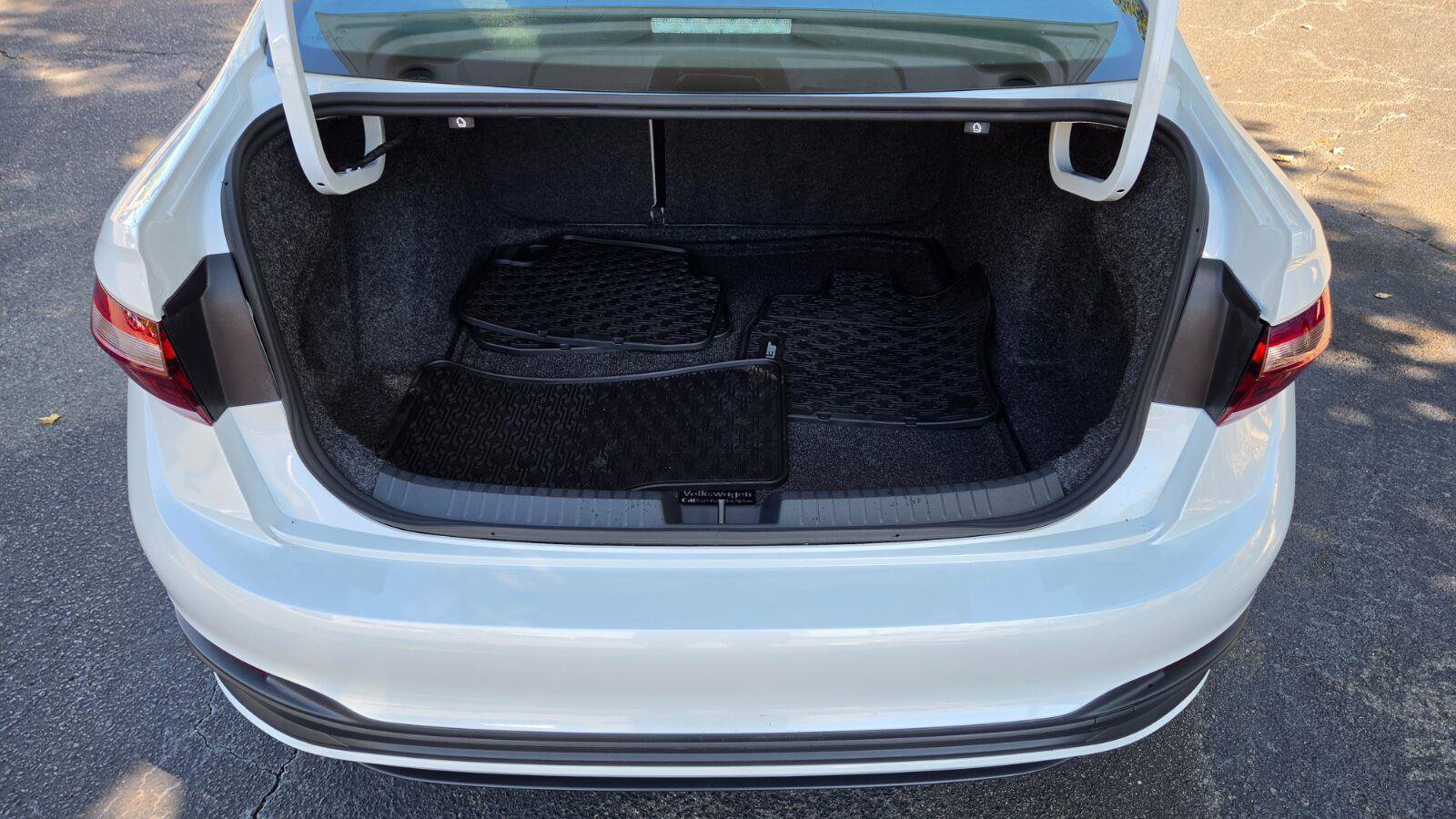 Certified 2025 Volkswagen Jetta SE w/ Sunroof Package FWD image 66