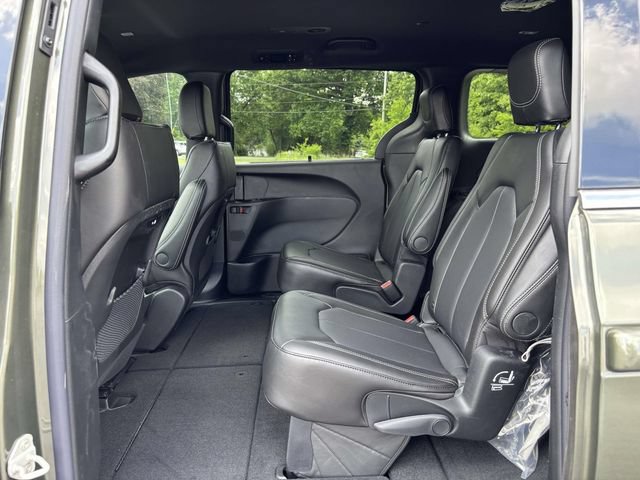 New 2027 Chrysler Pacifica Select w/ Family Tech Group AWD/4WD image 6