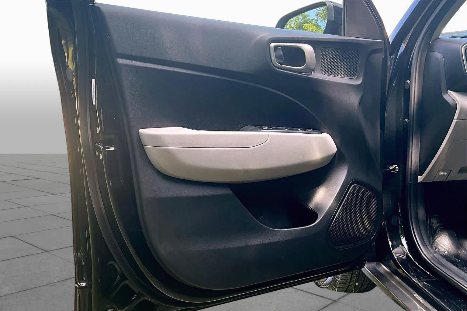 Used 2025 Hyundai Venue SEL FWD image 22