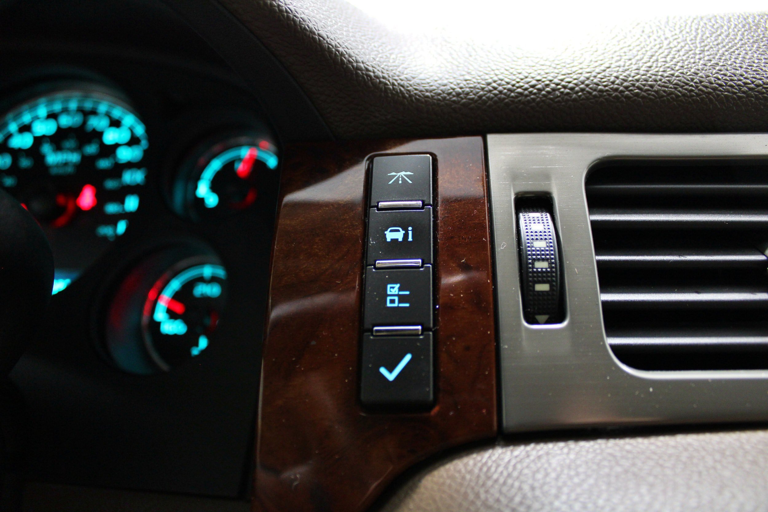 Used 2010 GMC Yukon SLT w/ SLT-2 Equipment Package AWD/4WD image 10